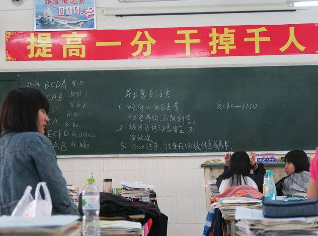 “三胞胎兄妹”成绩出炉，哥俩一文一理均过本科线，妹妹分数最高