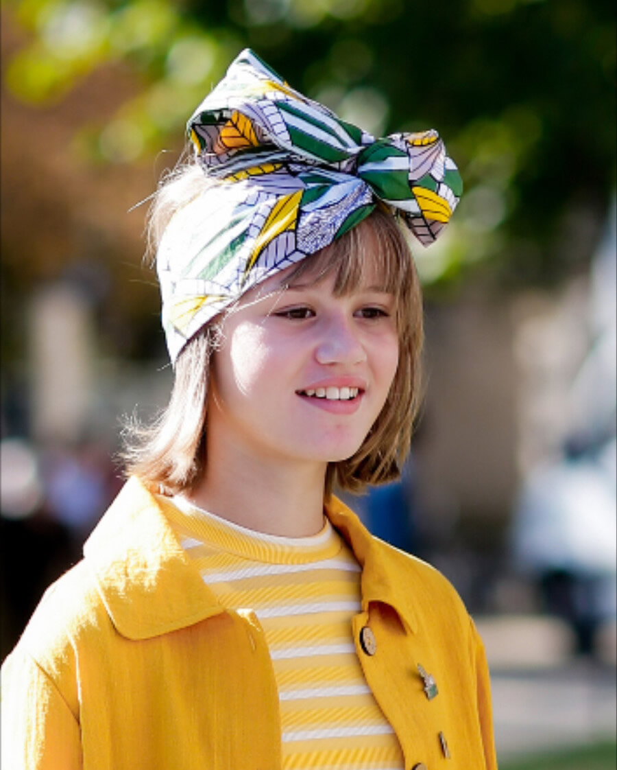 方形丝巾当头巾,包头或当发箍都不错,很酷