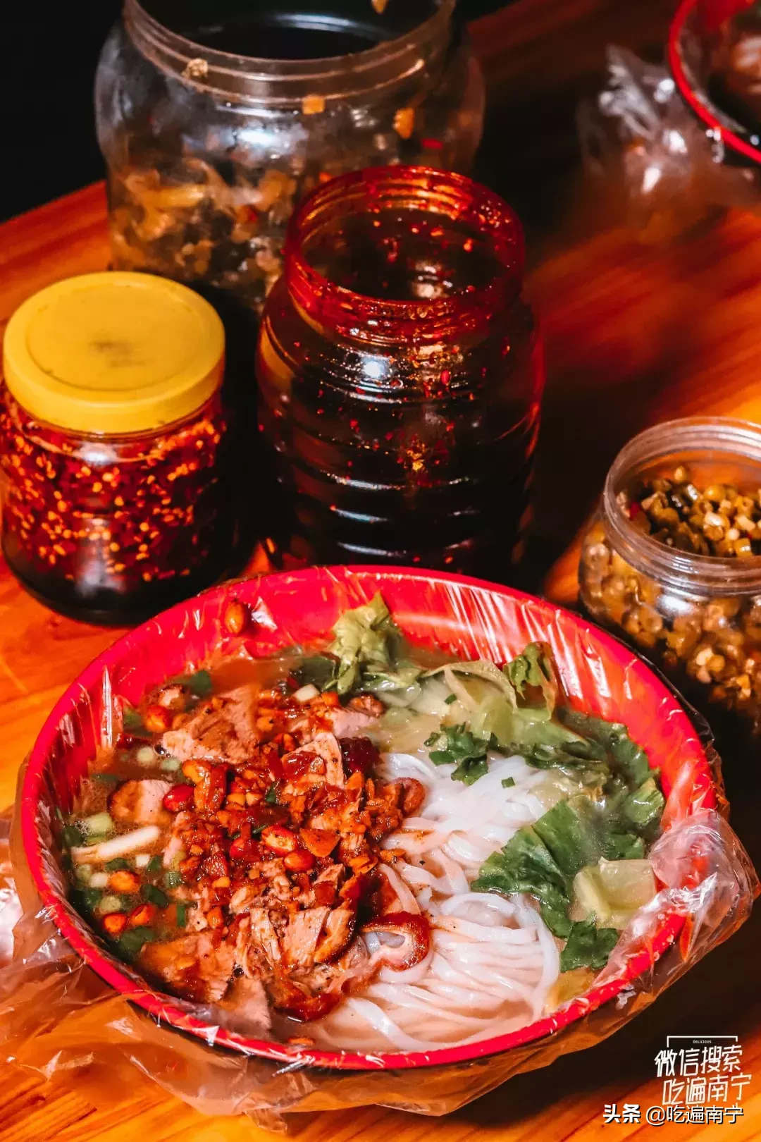 这家晚上10点半才开摊的烧鸭粉!还没开摊就有人在排队