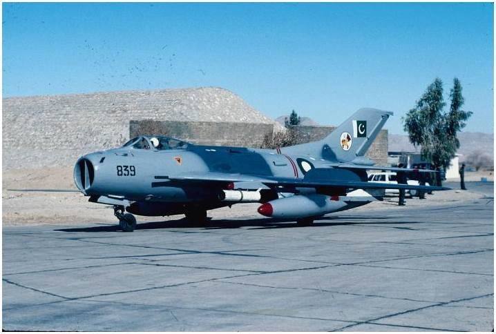 中国最可怕战机是歼60外军装备的歼6根据前苏联的米格-19仿制和发展的