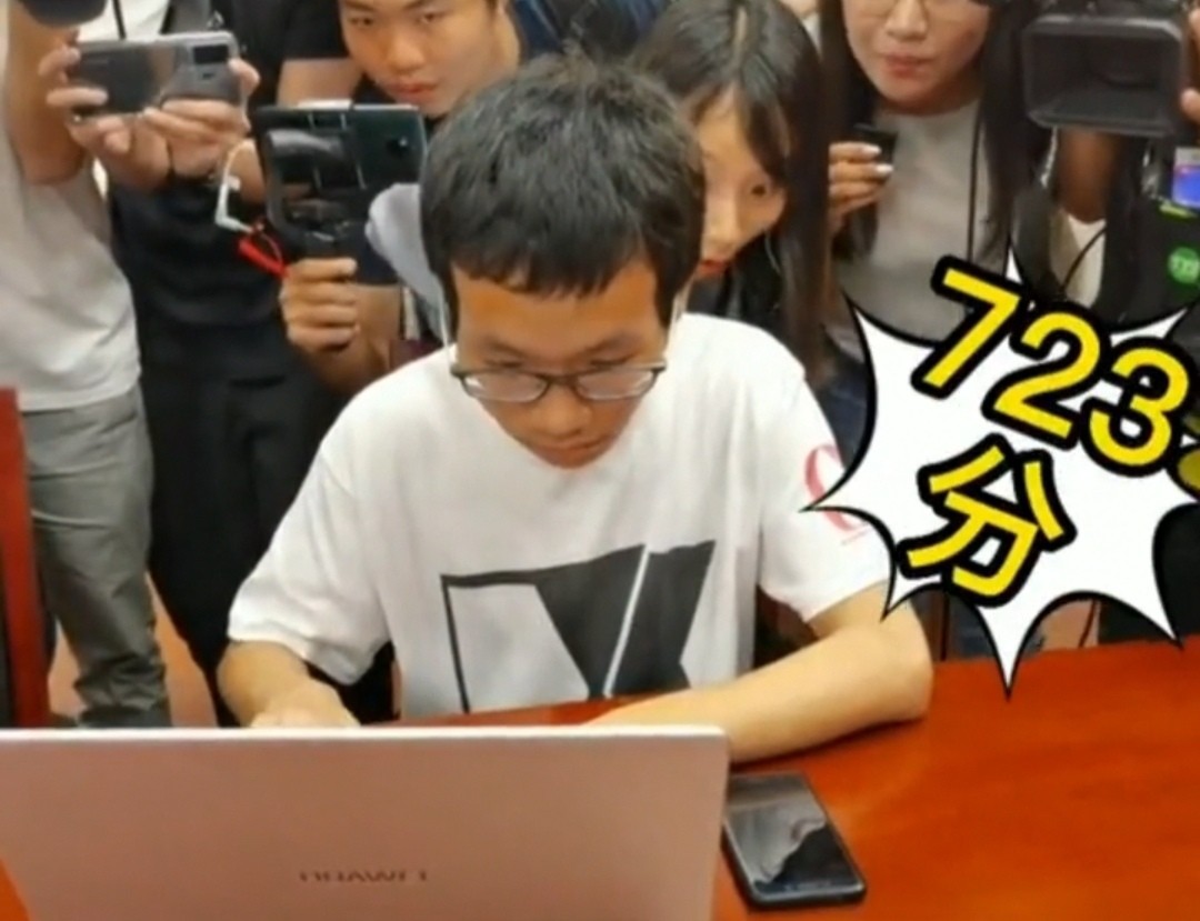 高考分数出炉，考生、家长、老师的反应，承包了我全部的感动