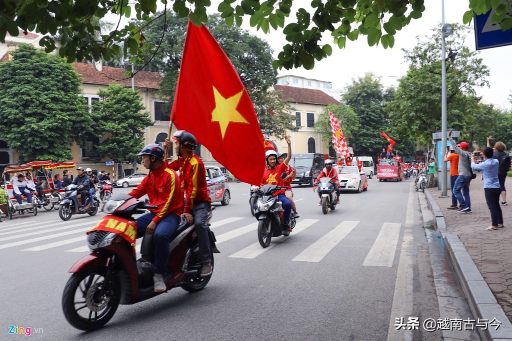 越南国家世界杯预选赛(世界杯预选赛越南队主场对战阿联酋，为越南能出线，球迷绕场巡游)