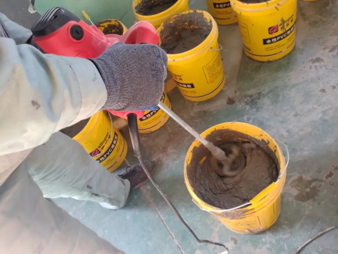 瓷砖胶中为啥加水泥？牢固吗？这是错误的方法，泥工来手把手教你