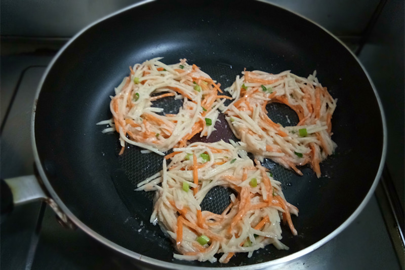 土豆丝鸡蛋饼教程（教你做口感酥脆的鸡蛋饼）