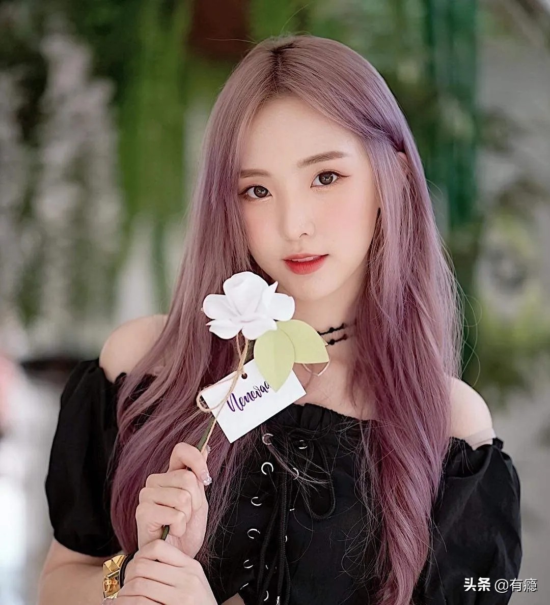 nene郑乃本名普罗潘·普潘皮帕,她在2015年就已经在泰国女团milkshake