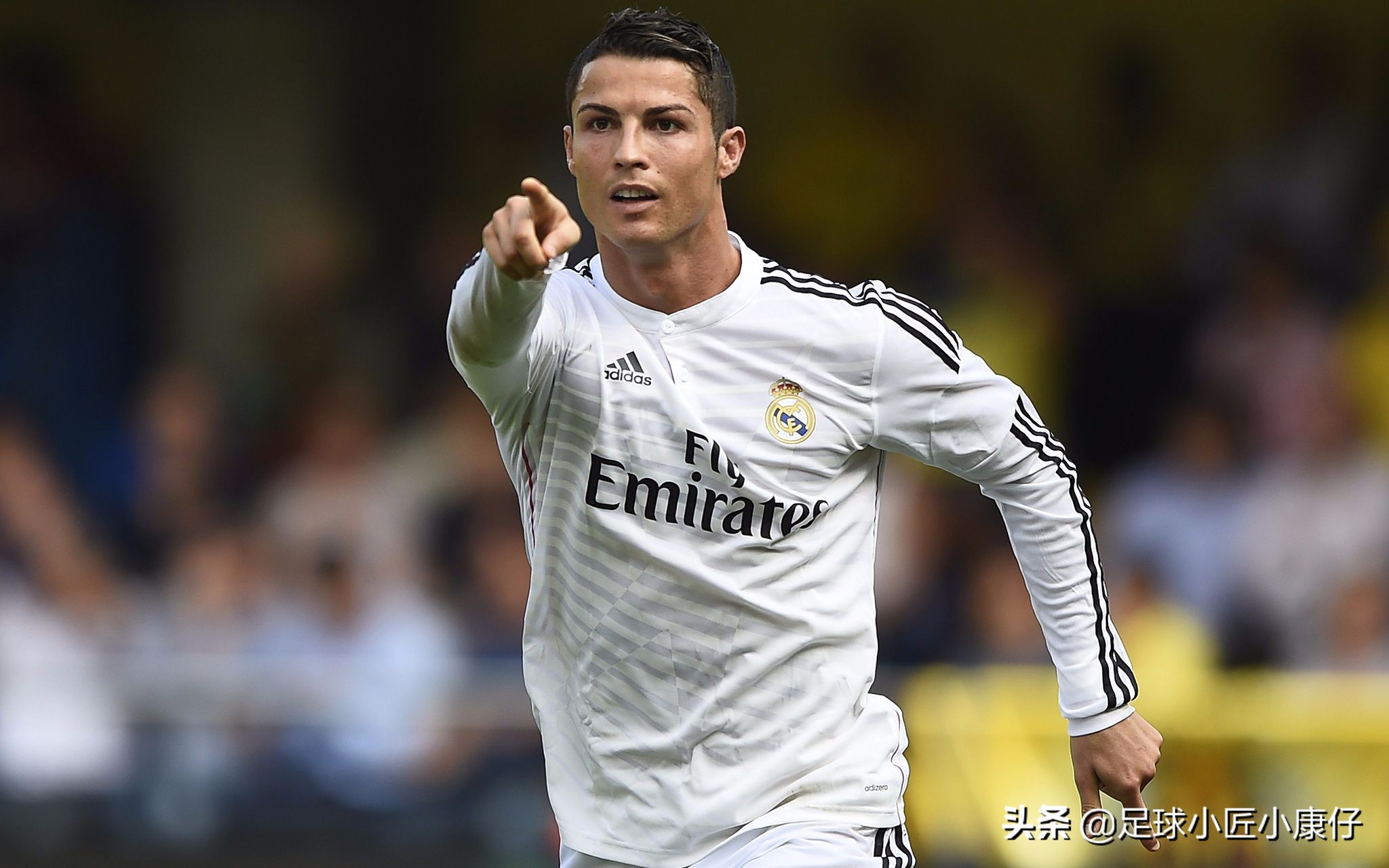 c罗与队友的配合能力过于单一,常常在禁区选择浪射,而不观察队友位置