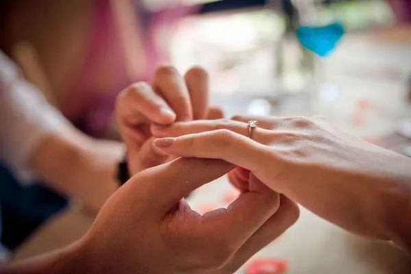 求婚戒指订婚戒指结婚戒指是同一个吗（求婚戒指跟结婚戒指是一个吗）