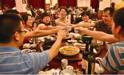 教师节来临，给老师送礼时应该坚持“两个避免”，八成家长送错了