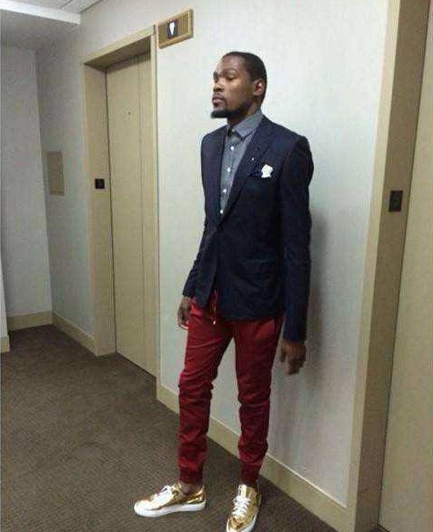 杜兰特气质感人,甜瓜穿成黑帮大佬)