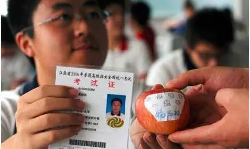 老照片回顾高考43年：哪一年最惊心动魄？