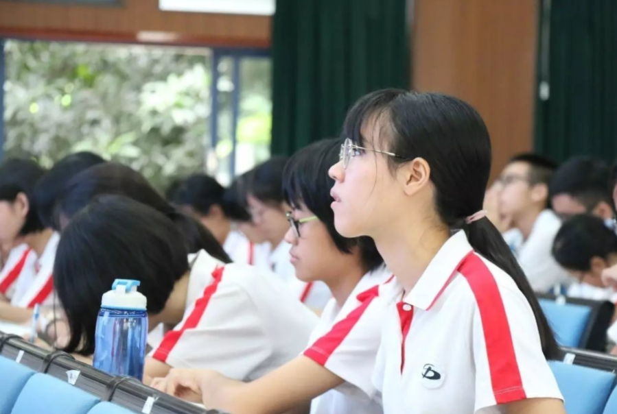 2021年高考成绩出炉，一地区录取线断崖式下滑，考生：喜从天降