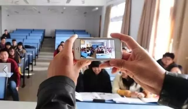 大学老师课堂“花式点名”，防翘课使浑身解数，学生表示不服不行