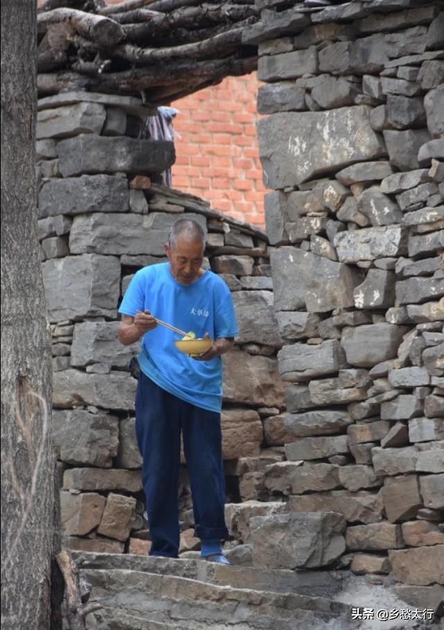 山居老人，青山绿水间的安逸清静