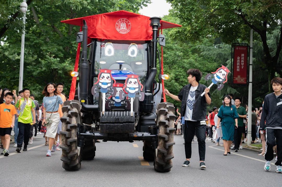 毕业巡游，他们开着“拖拉机”来了→