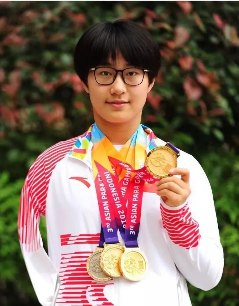 你是我的眼：领跑绳这端是我的梦想，那端是你的军功章