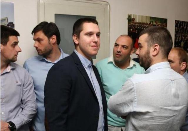 塞尔维亚总统和22岁儿子好温馨！儿子个子超过2米，比老爸都帅气