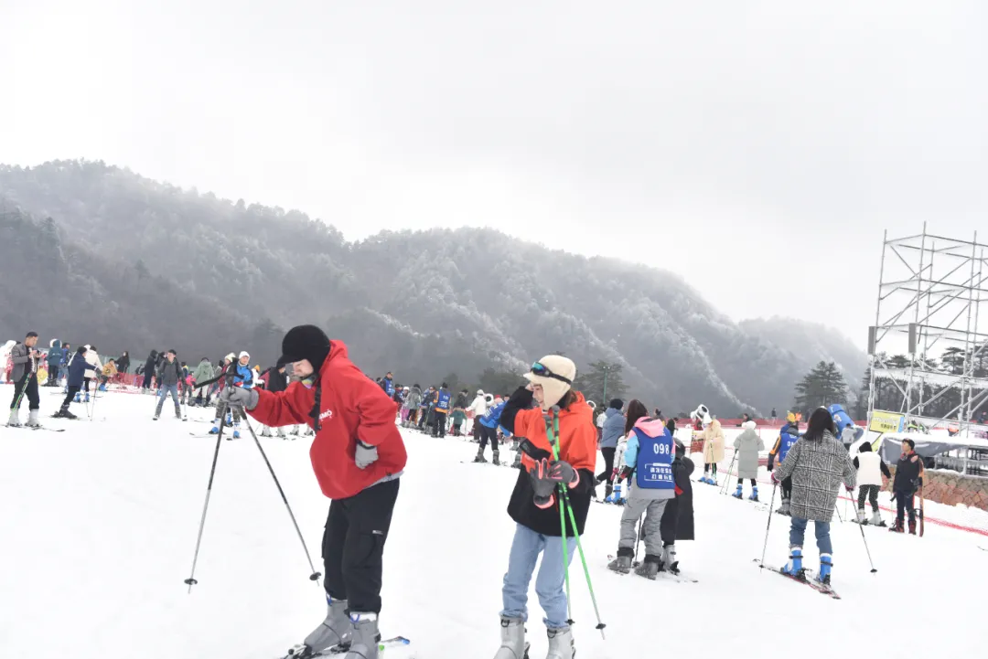 12月杭州哪里可以滑雪(千米高山，十年品牌，临安大明山万松岭滑雪场昨天开滑)