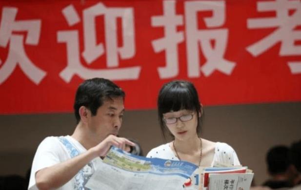 云南高考生仅超一本线1分，成功捡漏北大，网友却表示不羡慕