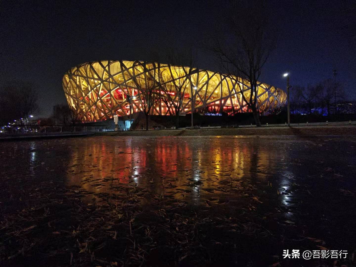 鸟巢夜景视频(太惊艳了！夜幕降临下的北京鸟巢，宛如一颗皇冠一样金光灿烂)