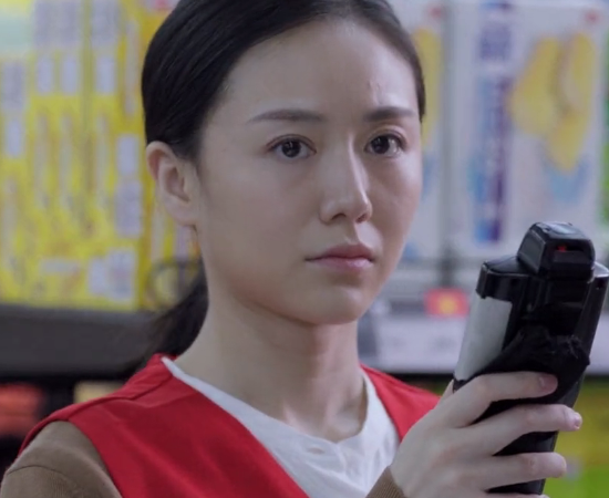 珊瑚影视(《突围》87年的王嘉绮,戏里只是理货员