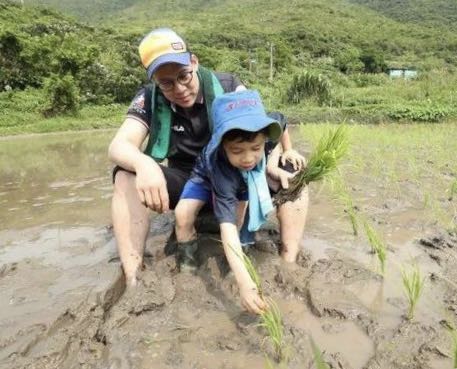 高考后她跟妈妈一起扫街道：真实体验父母的工作，获3大成长加速