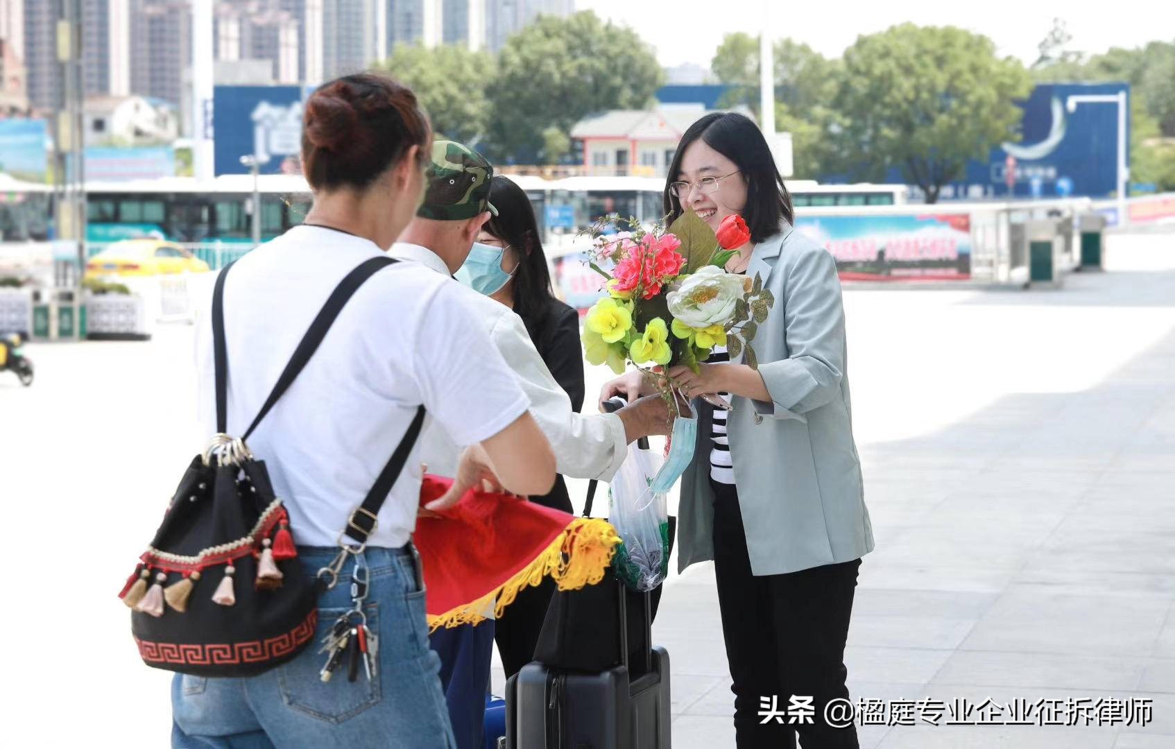 楹庭律所刘云律师、黄姗律师获赠锦旗：依法治乱，求稳保安