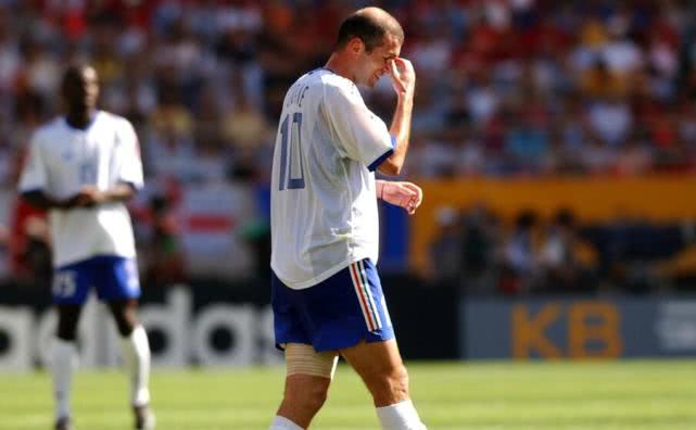 齐达内是哪年世界杯冠军（大师的绝唱！看34岁的齐达内这样征服世界 他如何站着不动过人）