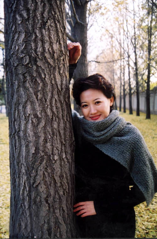 她49岁仍未婚单身(央视著名主播梁艳:生活中热心做红娘,自己49岁仍