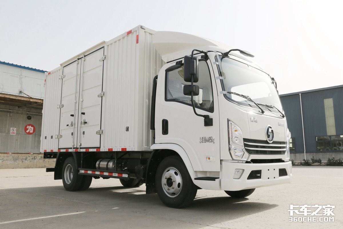 3升130马力,自重2.8吨,实拍陕汽德龙k3000轻卡