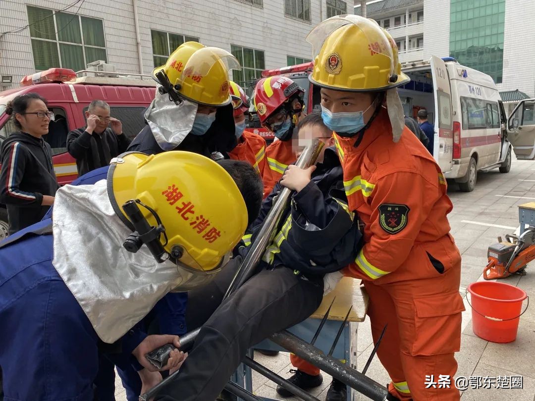 太惊险！鄂州一10岁男童翻栅栏被顶部防盗螺栓刺穿大腿