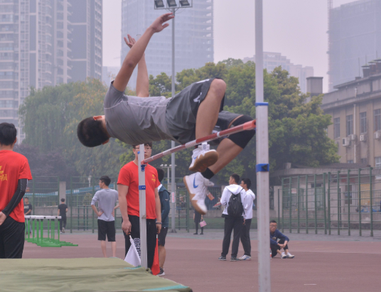 背越式跳高视频教学(背越式跳高技术教学)