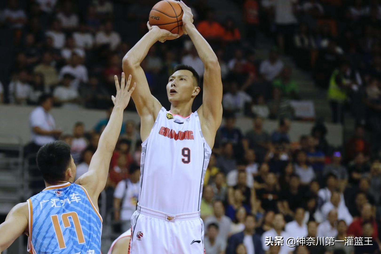 老梁易建联为什么离开nba(当初湖人开价110万,远超cba待遇,为何易建联