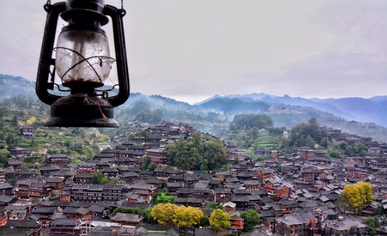 西江千户苗寨：“多彩贵州”一处梦中的风景，一个满目银饰的地方