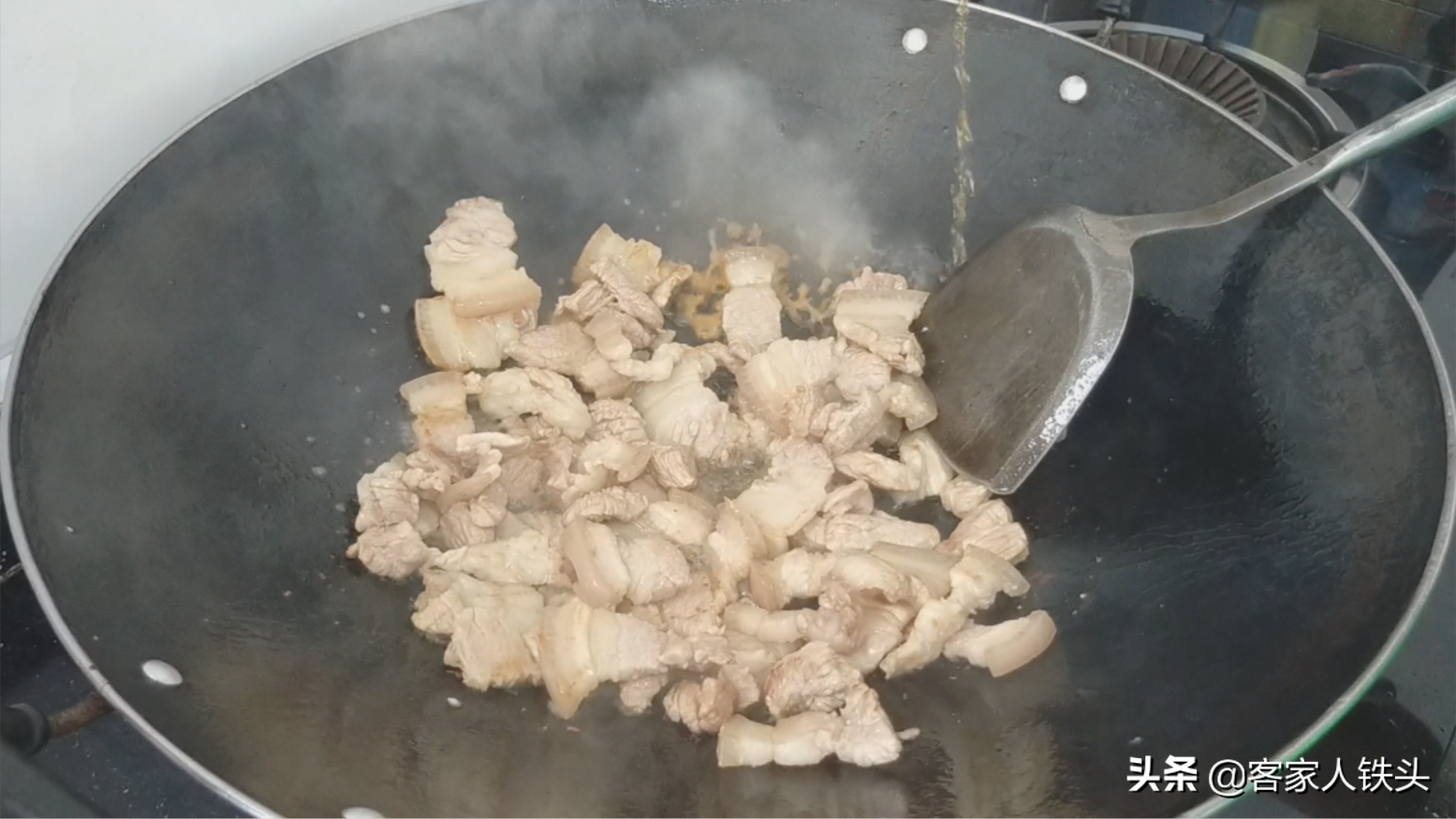 五花肉这样做，比回锅肉还好吃，做法简单一看就会，下饭又过瘾