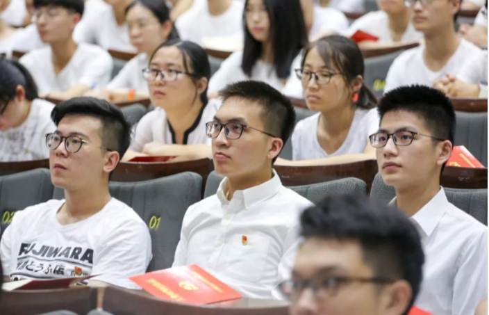 大一新生有必要刚开学就入党吗？了解3个好处2个弊端，再做决定