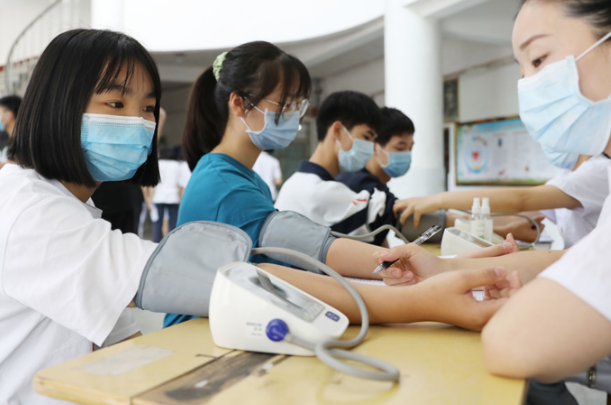 高考体检需要“一丝不挂”？学生被吓出表情包，体检医生很无奈