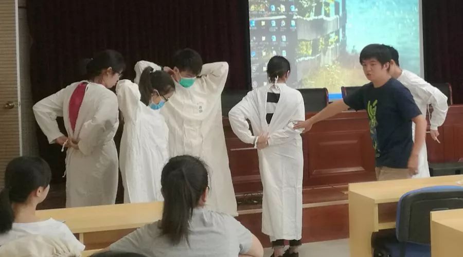 医学生的“十字路口”，考研选专硕还是学硕，未来经历会大不相同