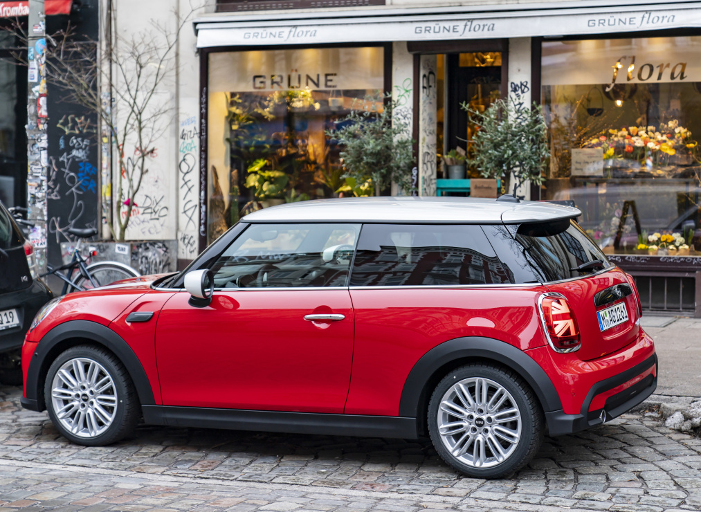 宝马mini是进口车还是国产车(宝马mini,全系进口,配三缸引擎得卖19万)