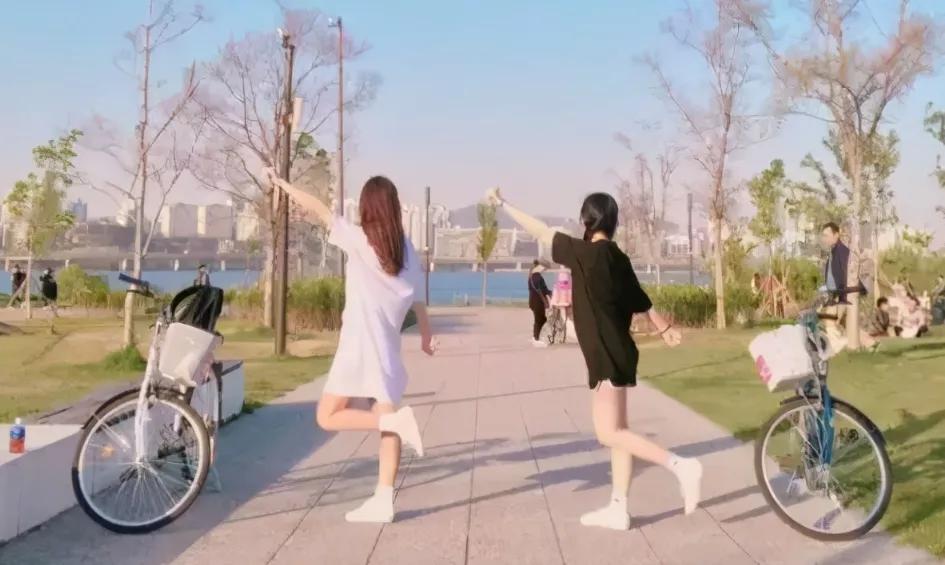 真正的朋友不会把你当傻子，而是会在你迷茫时给予真诚的指引和帮助。