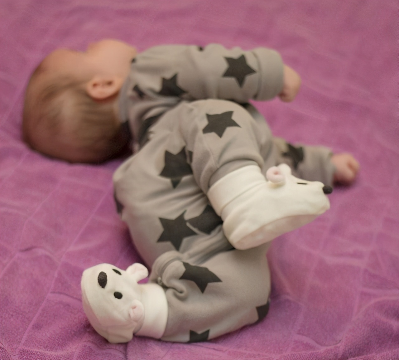 1-3个月宝宝行为参考：每周详细发育特点，新手爸妈带娃必备攻略
