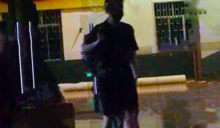 95后男星恋情曝光！当众被摸腿后同回酒店，喂女方吃东西关系暧昧