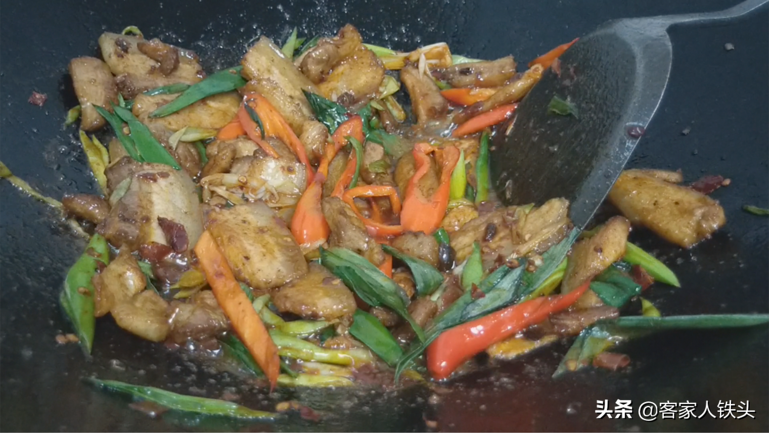 回锅肉，还是最爱妈妈教的这一个做法，简单好吃，比饭店做的还香