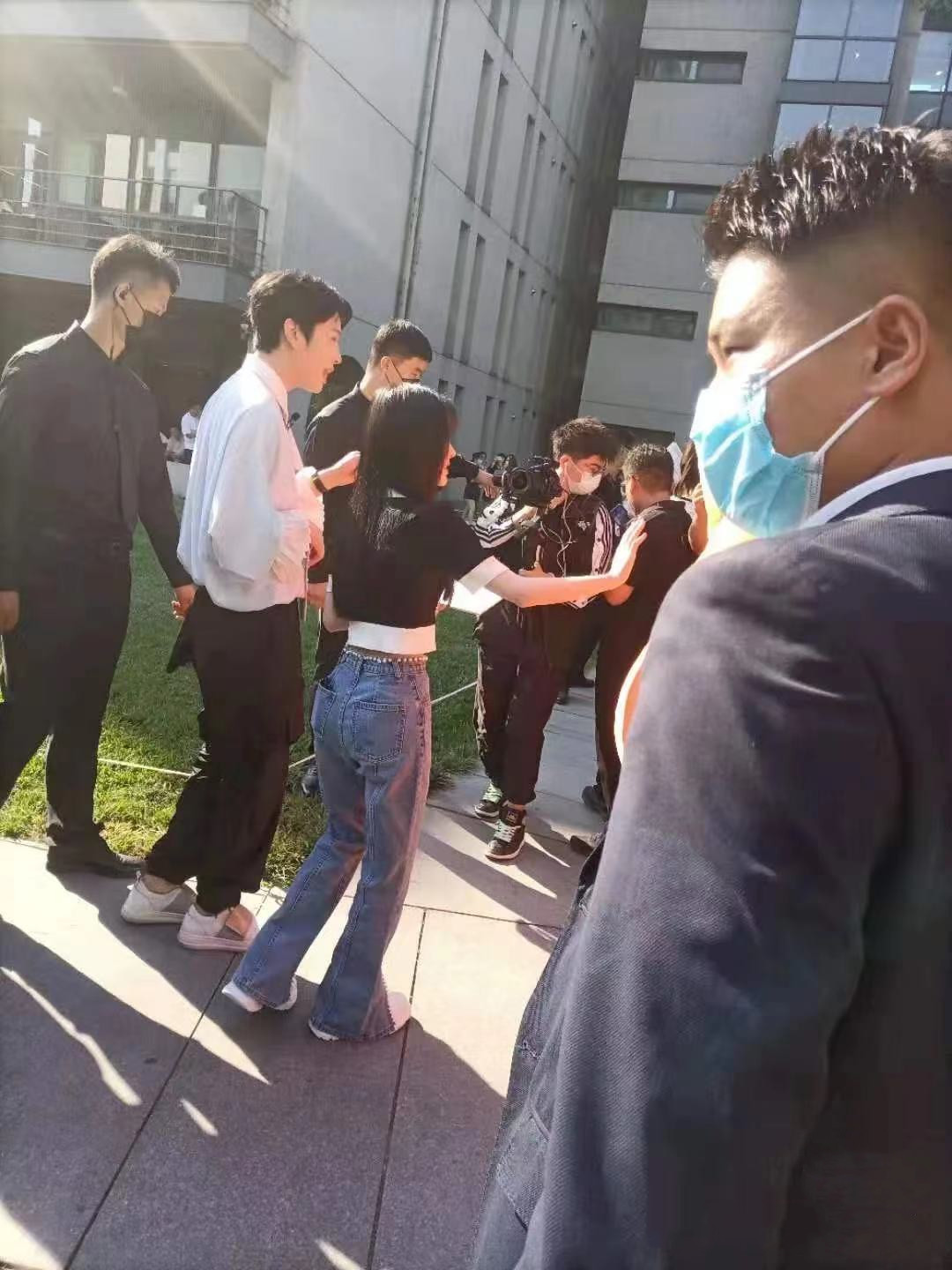 cba哪个球员女神是鞠婧祎(鞠婧祎生图曝真实颜值！山根粗壮被指异物明显，脸颊还有奇怪小坑)