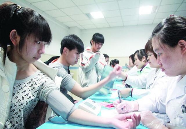 高考体检需要“一丝不挂”？吓坏高三党，医生：你以为我不尴尬？