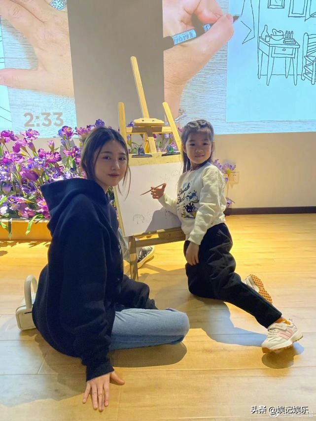 章子怡一家五口看画展，小苹果化淡妆气质出众，弟弟画画背影超萌