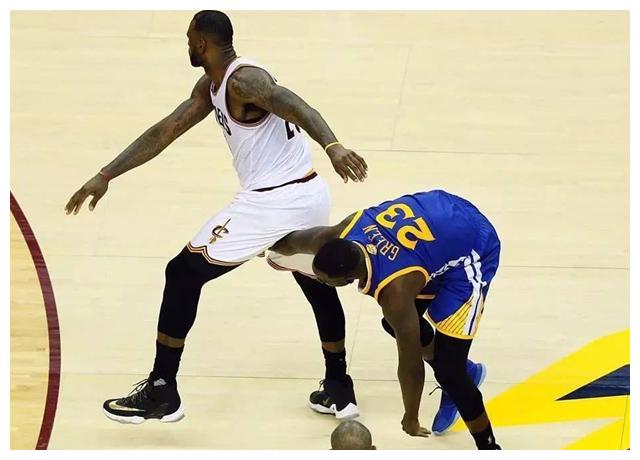 吴柯cba是哪个球队的（小人物影响了NBA历史大势！勇士王朝的建立竟因CBA球员的一肘）