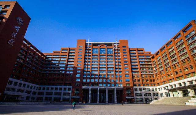 2021文科类高校排行榜公布，复旦大学排名第三，榜首实至名归