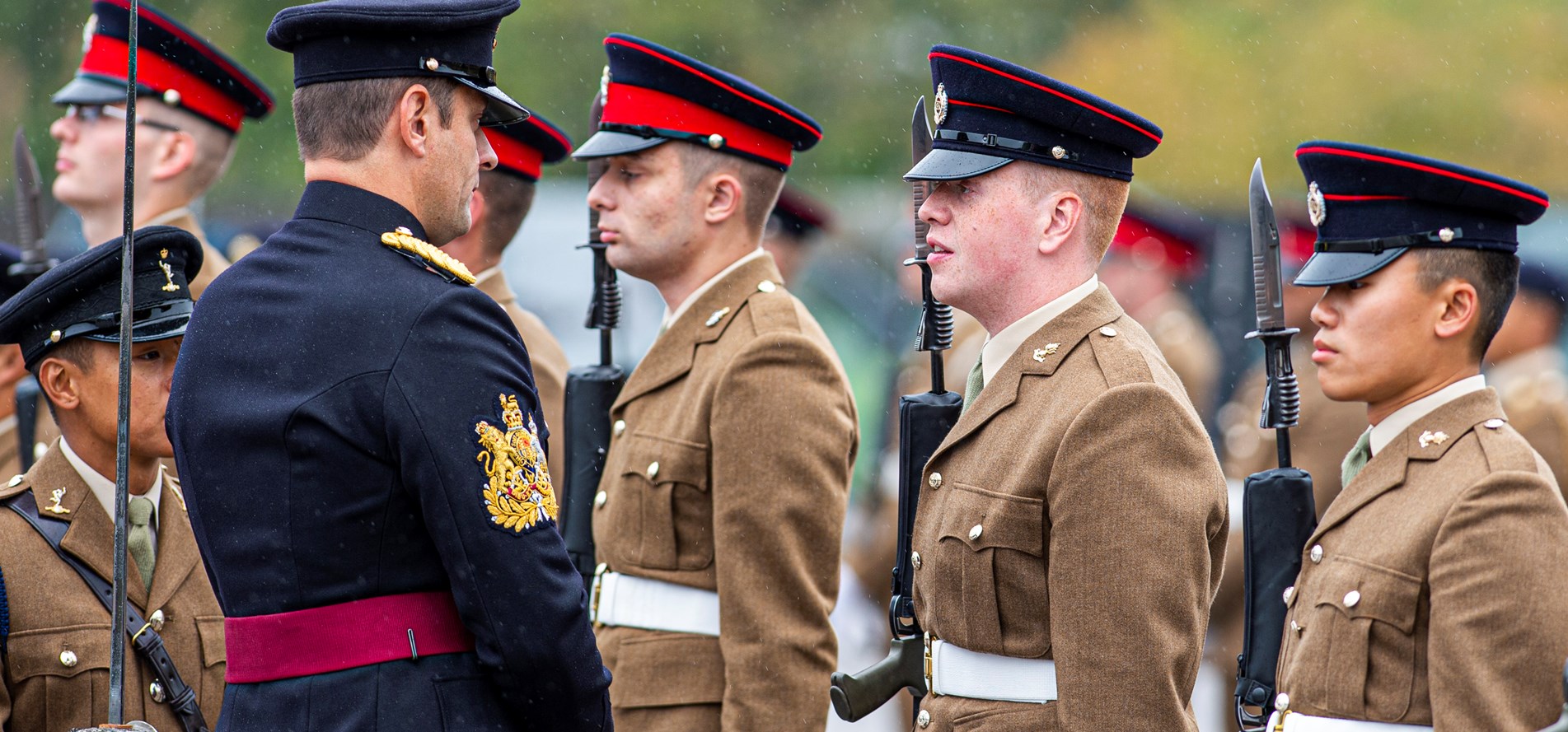 区别看待：英国陆军没有皇家封号，所属部队的皇家封号一抓一大把