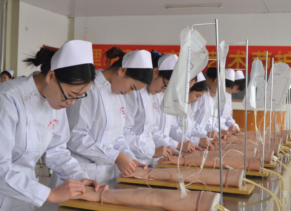 985护理系招生遇冷？分数线一降再降都招不到生，遭到网友嘲讽