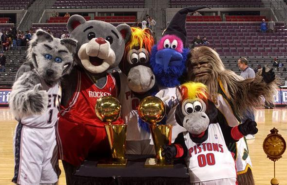 为什么对nba吉祥物行大礼（NBA吉祥物十大搞笑瞬间：火箭熊天天整蛊球迷，唯独“投降”于他）-华海博客